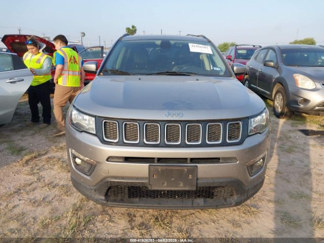 3C4NJCBB0JT165554 Jeep Compass Latitude Fwd