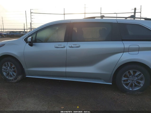 5TDJRKEC3NS086174 Toyota SIENNA XLE