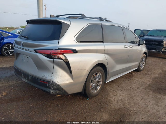 5TDJRKEC3NS086174 Toyota SIENNA XLE