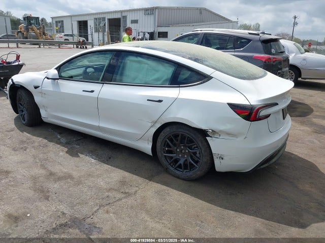 2025 TESLA MODEL 3 5YJ3E1EAXSF929042 Photo 2
