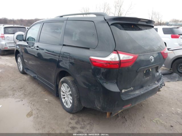5TDYZ3DC6HS826682 Toyota Sienna Xle 8 Passenger