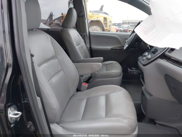 5TDYZ3DC6HS826682 Toyota Sienna Xle 8 Passenger