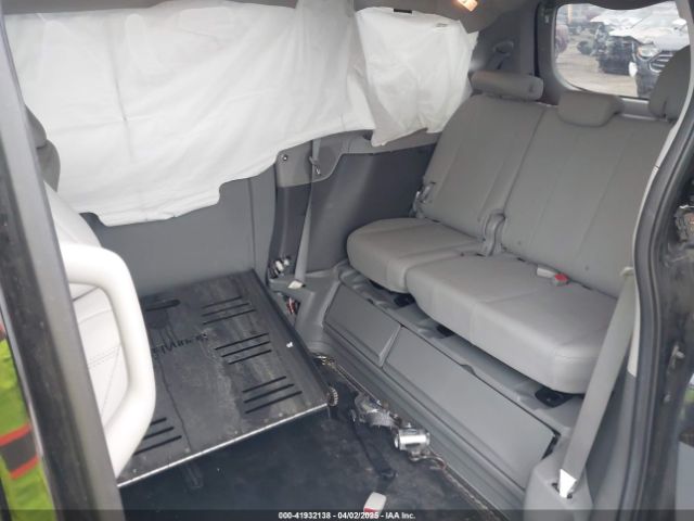 5TDYZ3DC6HS826682 Toyota Sienna Xle 8 Passenger