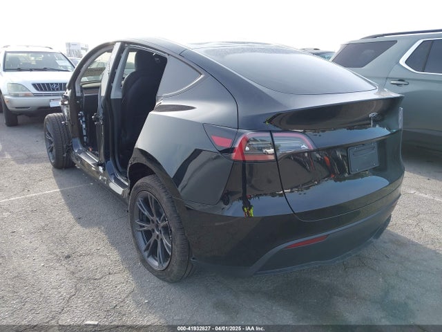 2025 TESLA MODEL Y 7SAYGDED9SF304730 Photo 2