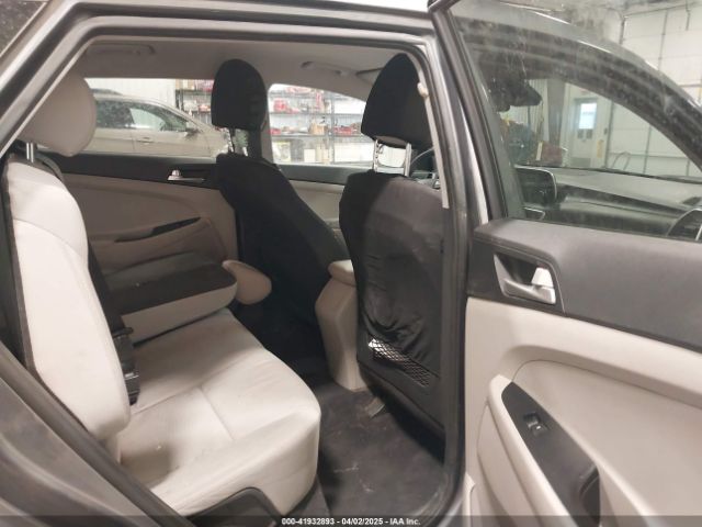 KM8J2CA46KU960142 Hyundai TUCSON SE