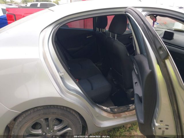 3MYDLBYV1KY500070 Toyota YARIS LE
