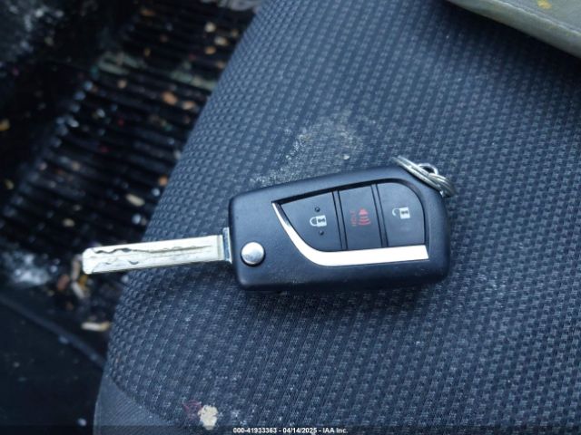 2T3F1RFVXKW051521 Toyota RAV4 LE