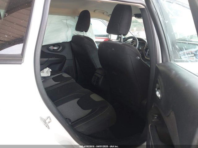 1C4PJLAB2GW135520 Jeep Cherokee Sport