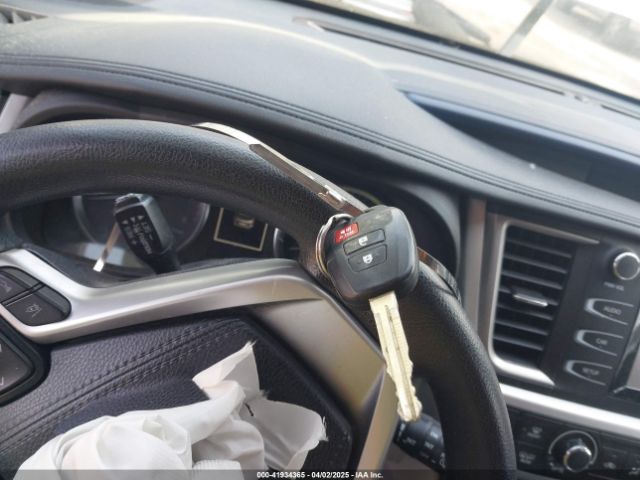 5TDZARFH8JS041870 Toyota Highlander Le