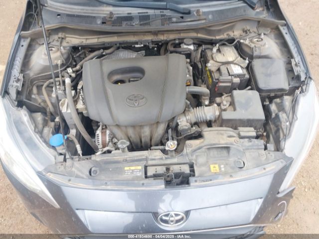3MYDLBYV6KY512523 Toyota Yaris Xle