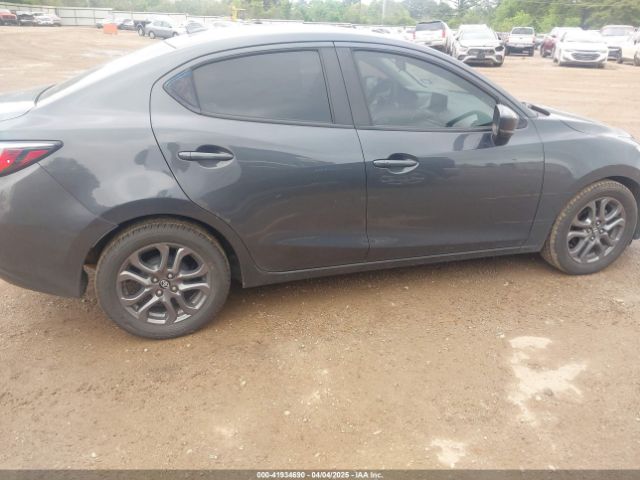 3MYDLBYV6KY512523 Toyota Yaris Xle