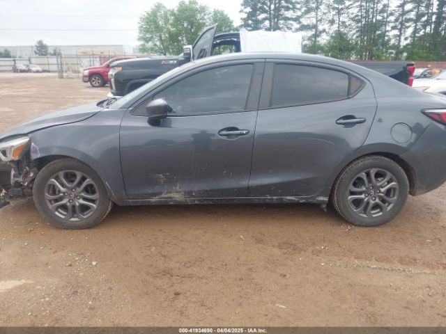 3MYDLBYV6KY512523 Toyota Yaris Xle