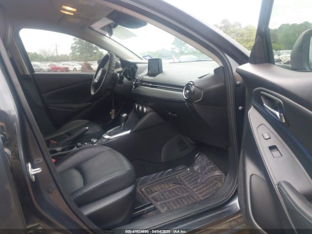 3MYDLBYV6KY512523 Toyota Yaris Xle