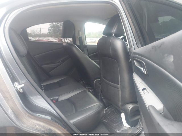 3MYDLBYV6KY512523 Toyota Yaris Xle