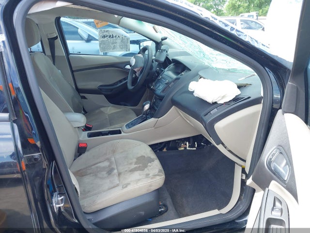 1FADP3F22JL311975 Ford FOCUS SE