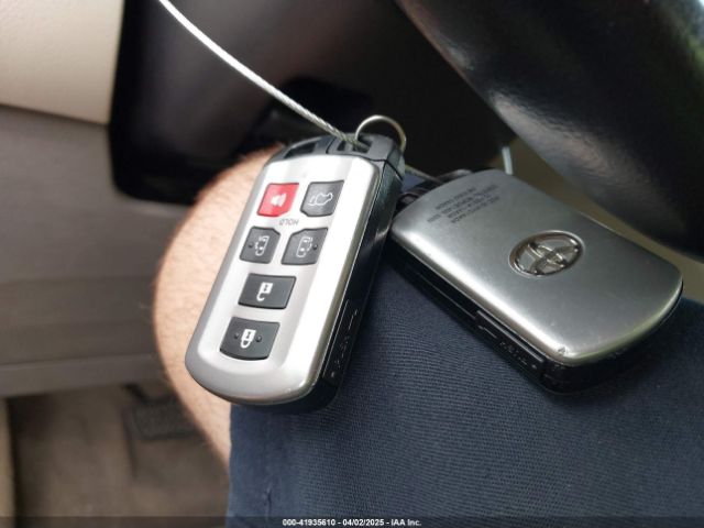 5TDYK3DC0FS666767 Toyota Sienna Xle Premium 8 Passenger