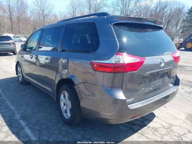 2018 TOYOTA SIENNA 5TDKZ3DC1JS946224 Photo 2