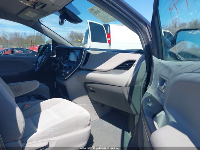 2018 TOYOTA SIENNA 5TDKZ3DC1JS946224 Photo 4