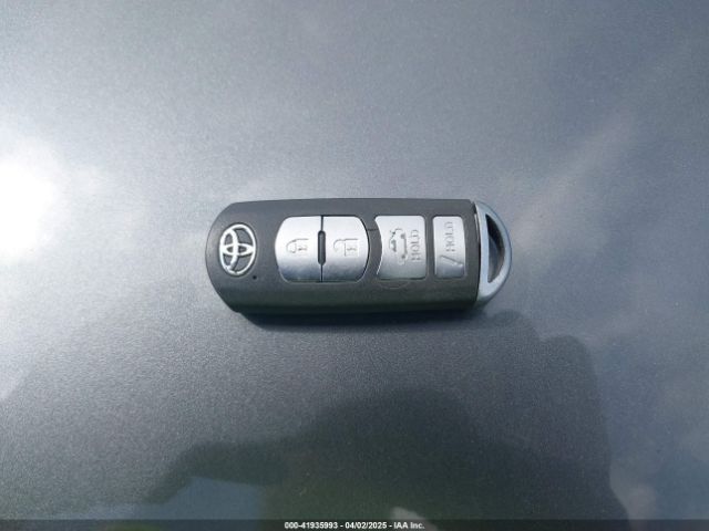 3MYDLBYV4KY528641 Toyota YARIS LE