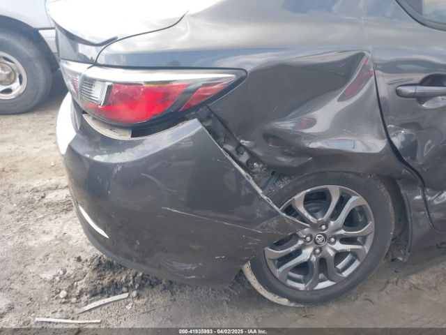 3MYDLBYV4KY528641 Toyota YARIS LE