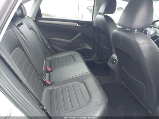 1VWBT7A35FC050110 Volkswagen Passat 1.8t Se