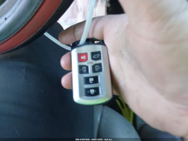 5TDYK3DC6FS645065 Toyota Sienna Xle 8 Passenger