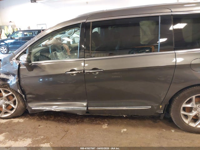 Chrysler Pacifica Limited 2018 2C4RC1GG2JR357615 Image 15
