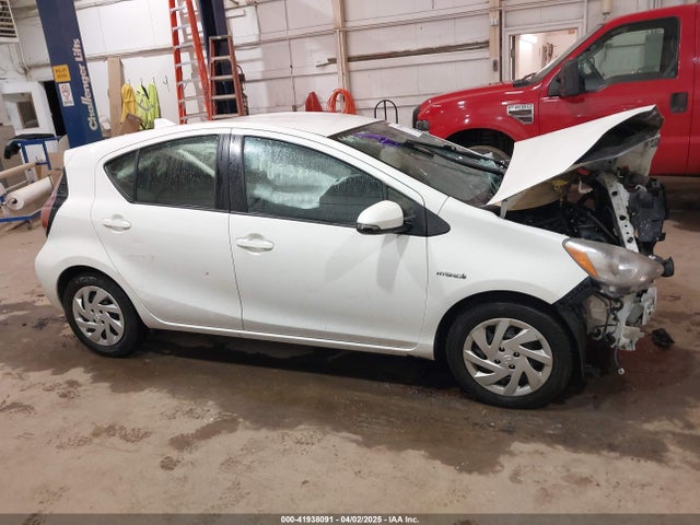 JTDKDTB33F1584015 Toyota Prius C Two