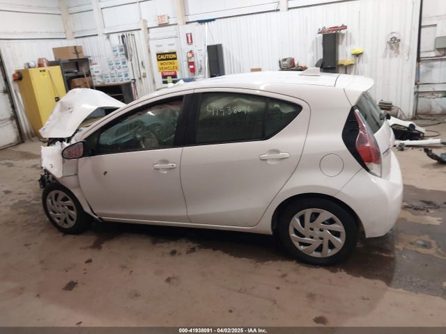 JTDKDTB33F1584015 Toyota Prius C Two