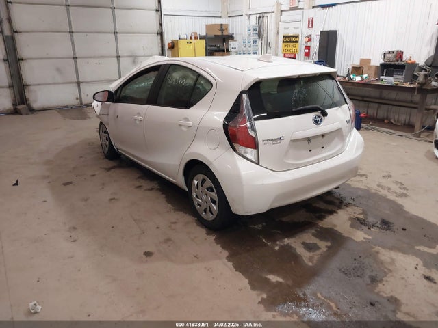 JTDKDTB33F1584015 Toyota Prius C Two