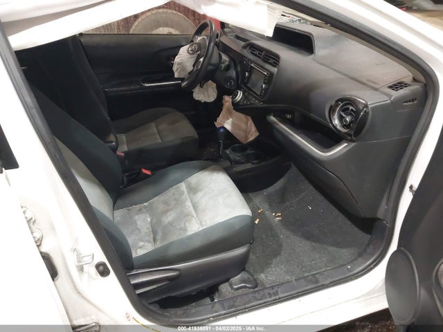 JTDKDTB33F1584015 Toyota Prius C Two