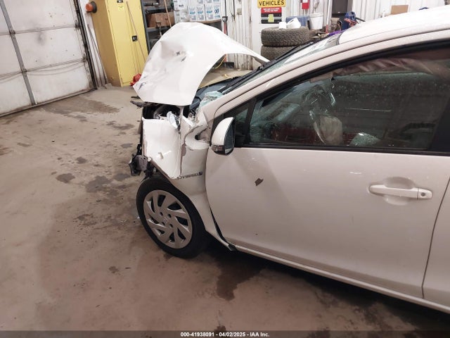 JTDKDTB33F1584015 Toyota Prius C Two