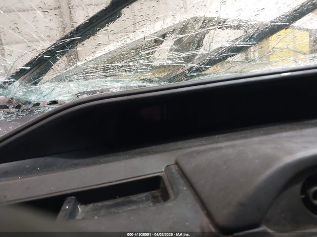 JTDKDTB33F1584015 Toyota Prius C Two