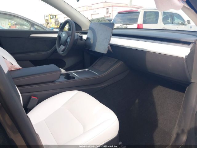 7SAYGDEE7RF117702 Tesla Model Y
