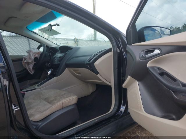 1FADP3K21HL259562 Ford FOCUS SE