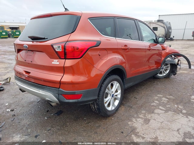 1FMCU0GD2KUC52592 Ford ESCAPE SE