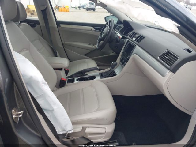 1VWLA7A33KC006305 Volkswagen Passat 2.0t Wolfsburg Edition