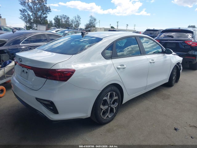 3KPF24AD2ME300889 KIA Forte Lxs