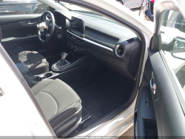 3KPF24AD2ME300889 KIA Forte Lxs