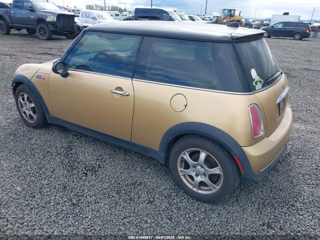 2005 MINI COOPER WMWRC33555TK61361 Photo 2