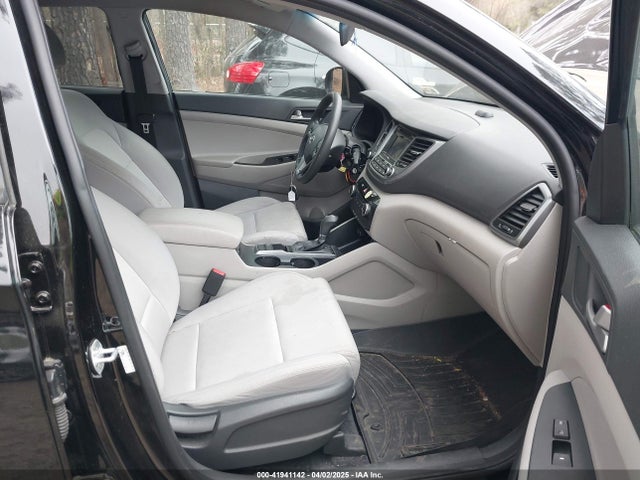 KM8J23A47JU752835 Hyundai TUCSON SE