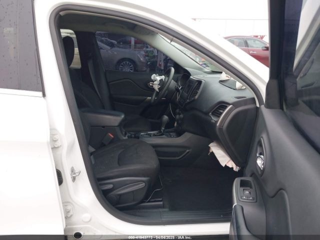 1C4PJLCB6KD366373 Jeep Cherokee Latitude