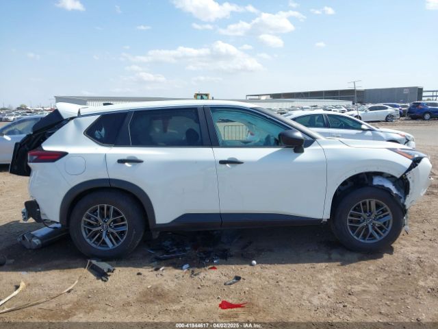 5N1BT3AA4PC889365 Nissan Rogue S Fwd