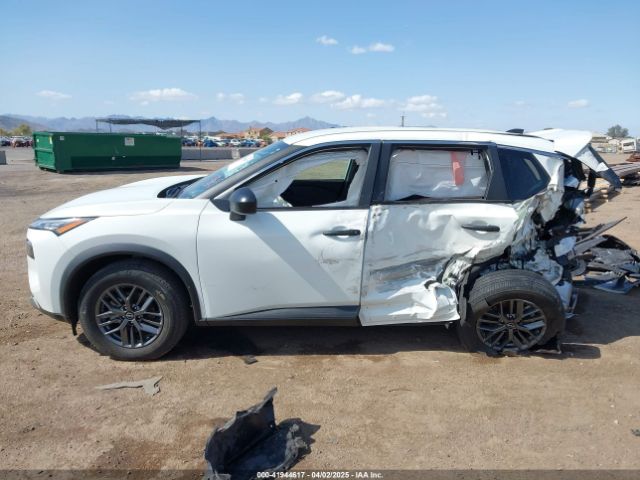 5N1BT3AA4PC889365 Nissan Rogue S Fwd