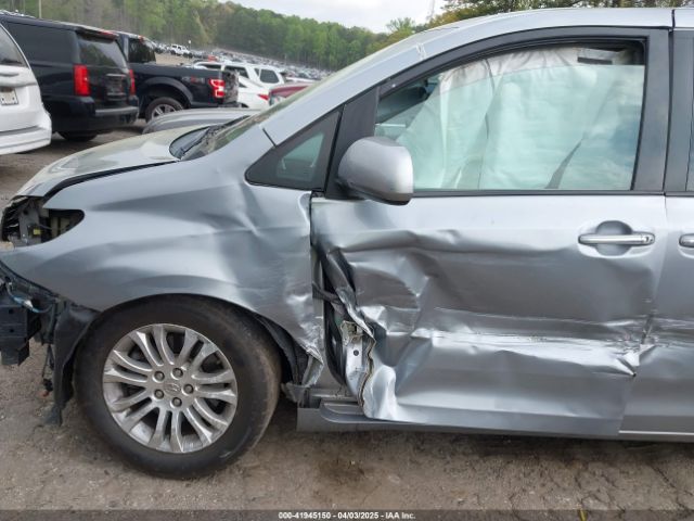 5TDYK3DC9FS659350 Toyota Sienna Xle 8 Passenger
