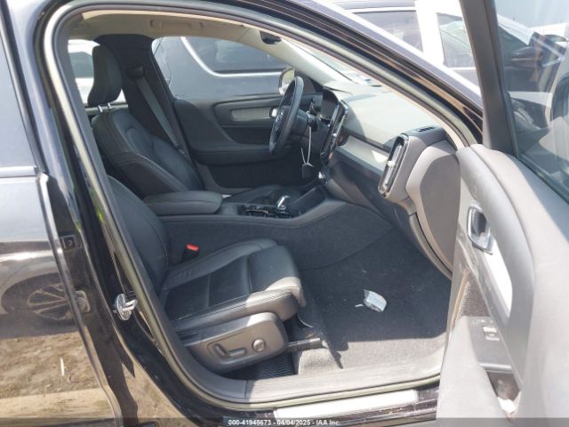 YV4L12UW1P2049935 Volvo Xc40 B5 Plus Dark Theme
