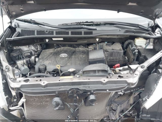 5TDYZ3DC8HS776058 Toyota Sienna Xle 8 Passenger