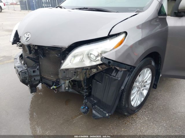 5TDYZ3DC8HS776058 Toyota Sienna Xle 8 Passenger