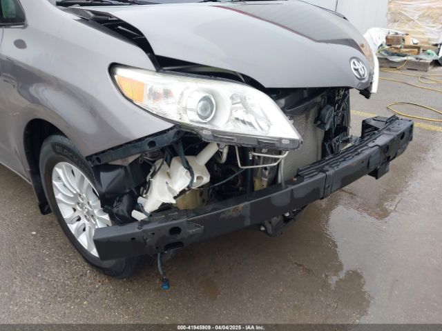 5TDYZ3DC8HS776058 Toyota Sienna Xle 8 Passenger