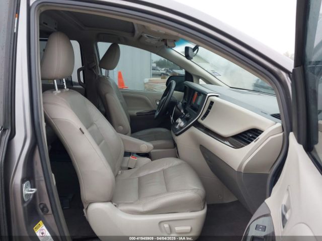 5TDYZ3DC8HS776058 Toyota Sienna Xle 8 Passenger